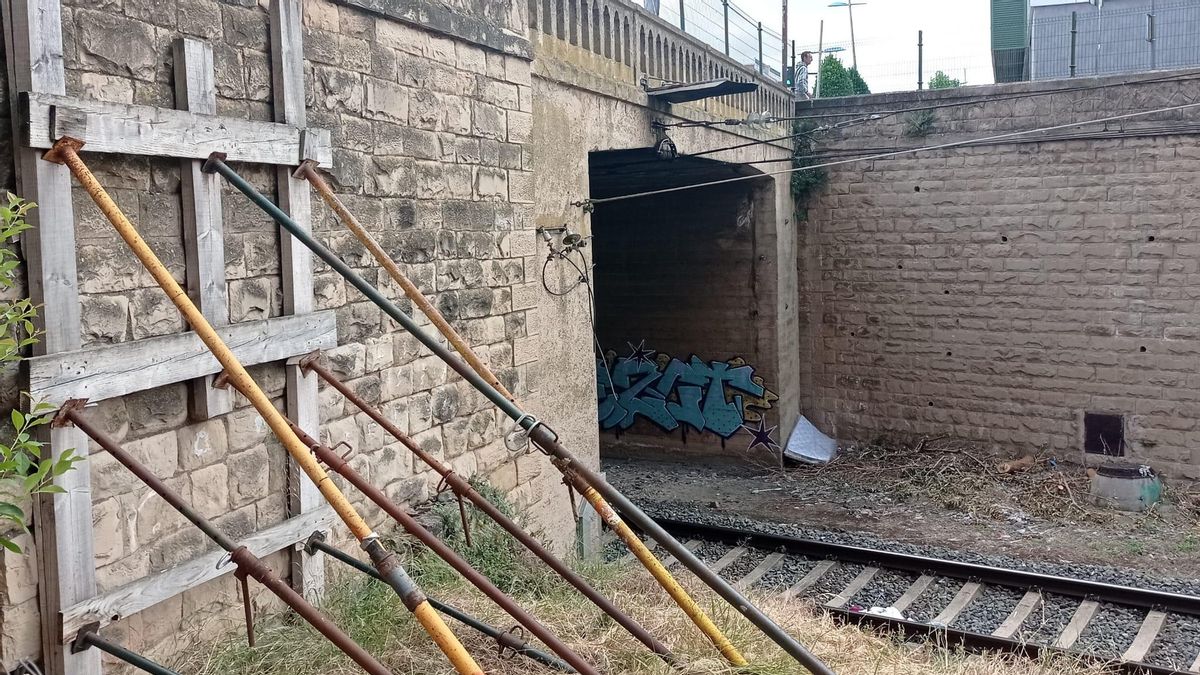 Piden una revisión urgente del puente sobre el tren en Paula Montal en Logroño "apuntalado desde hace meses"