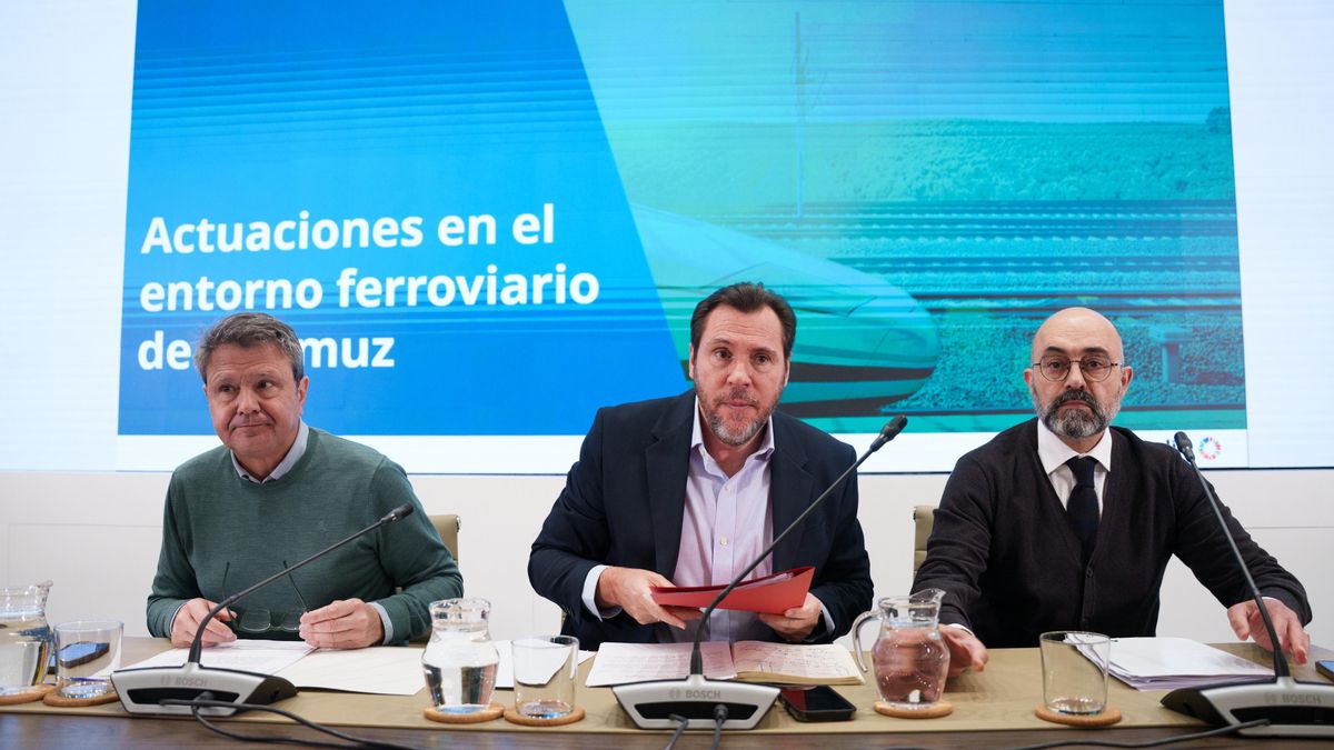 El ministro de Transportes y Movilidad Sostenible, Óscar Puente, atiende a los medios en una rueda de prensa, en la sede del Ministerio de Transportes, a 23 de enero de 2026, en Madrid