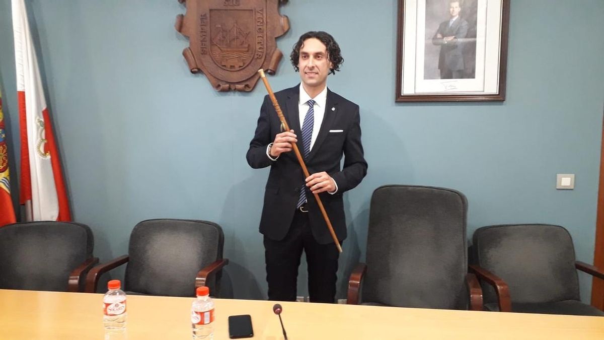 Javier Fernández Soberón (Ciudadanos) posa con el bastón de mando como alcalde de Astillero.
