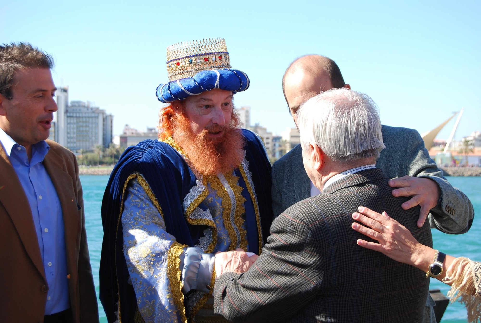 Gaspar saluda a Ricardo Villares, presidente de Casa de Galicia