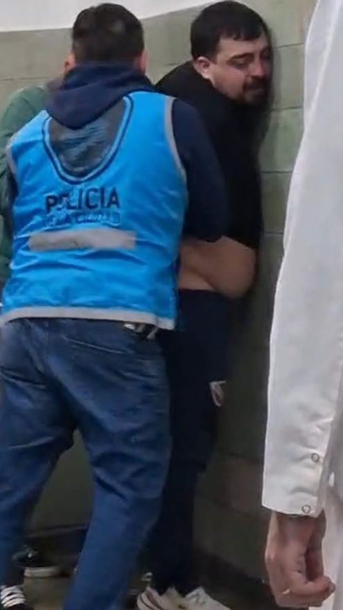 Policías de la Ciudad detienen a un enfermero dentro del Borda el 30 de octubre en un episodio confuso. Desde el gremio denuncian que un agente de civil interrumpió una discusión, golpeó por detrás a uno de ellos y esposó a otros tres que intentaron intervenir.