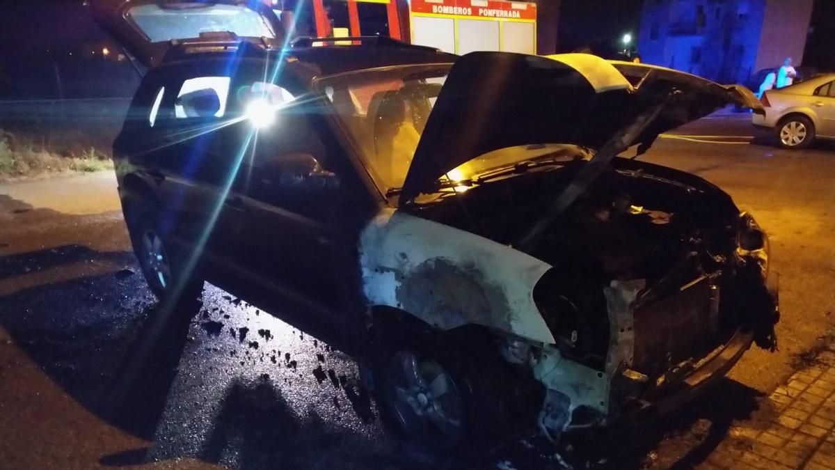 Quemados cuatro coches en Ponferrada en dos incendios de madrugada presumiblemente intencionados