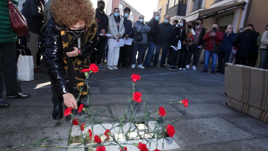 Instalación de los adoquines de la memoria ‘Stolpersteine’, en homenaje a republicanos bercianos fallecidos en campos de concentración nazis. // César Sánchez / ICAL