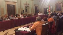Sánchez y Centeno ocupan dos sillas del PP en un Pleno, con las seis restantes vacías.