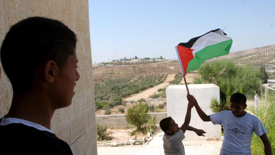 Israel avanza con una ley que impone un año de cárcel por exhibir banderas palestinas en público