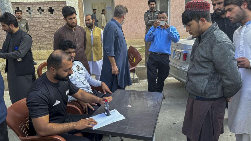 Pakistán informa de que ha deportado a más de 84.000 afganos en lo que va de abril