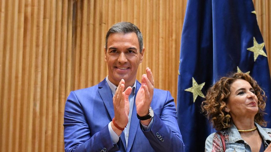 La presidenta del PSOE, Cristina Narbona, junto al secretario general del partido, Pedro Sánchez, en el Congreso.