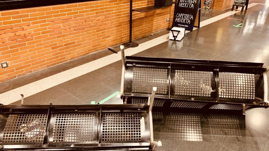 Bancos volcados en la Universidad por la huelga estudiantil