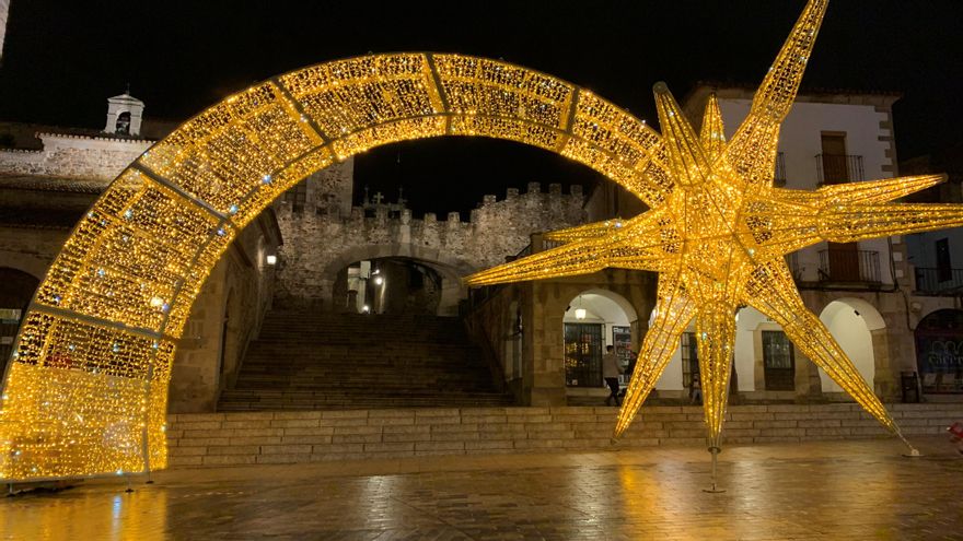 La Plaza Mayor de Cáceres con una gran estrella navideña que enmarca el conocido Arco de la Estrella, antesala de la Ciudad Monumental