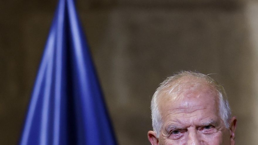 Josep Borrell sufre una caída y se rompe la clavícula durante su estancia en Bolivia