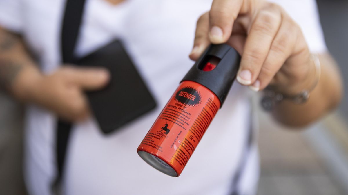 Una mujer muestra el espray de defensa personal que lleva consigo