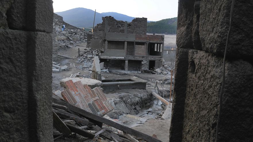 Los visitantes pasean por las ruinas de Aceredo y curiosean en el interior de las viviendas que quedan en pie.