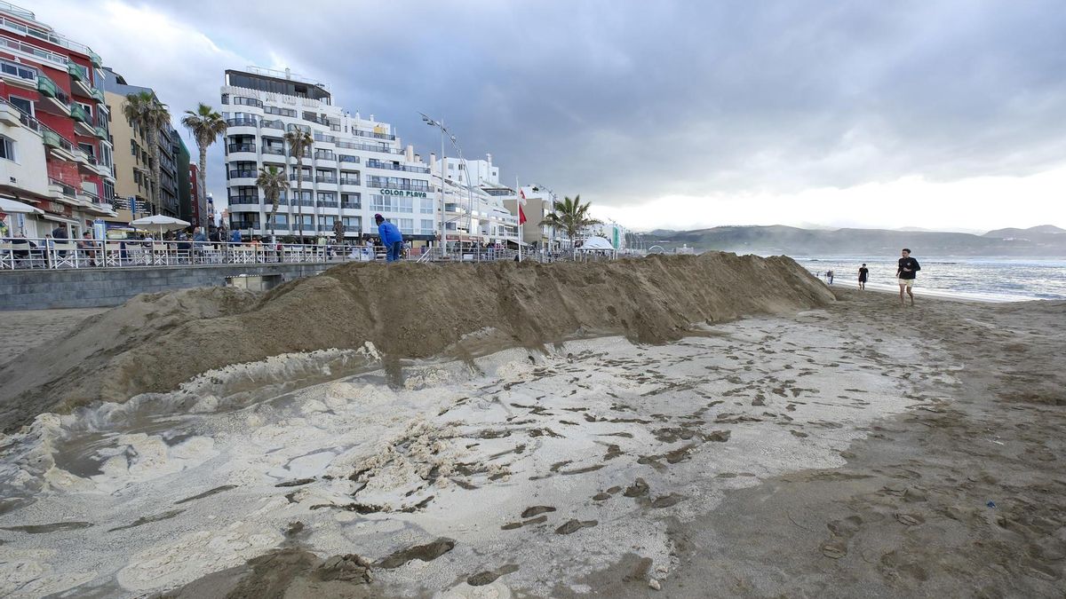El Ayuntamiento de Las Palmas de Gran Canaria levanta un muro de arena de dos metros de altura y unos 50 de longitud para proteger una franja del paseo marítimo que puede quedar expuesta al embate de las olas debido a los efectos de la borrasca Therese. EFE/Angel Medina G.
