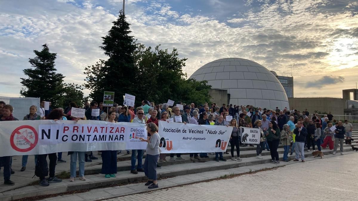 Vecinos de Arganzuela en una manifestación contra la privatización del parque Tierno Galván