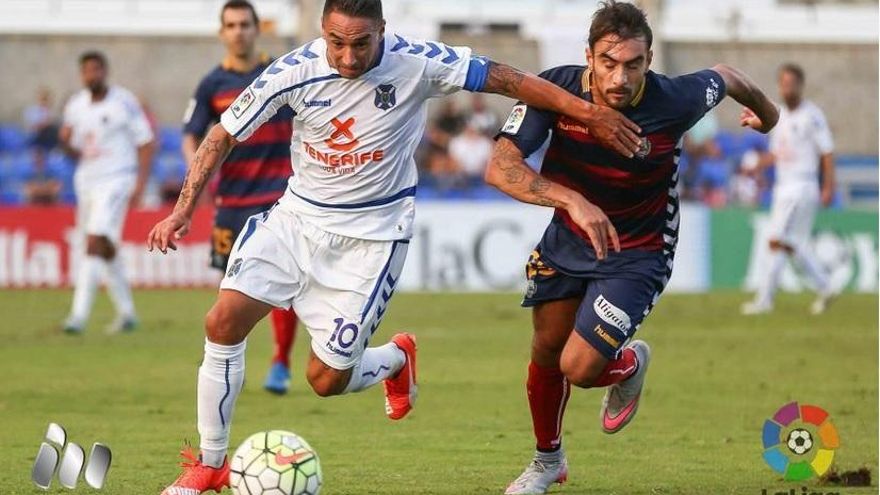 Suso Santana durante el encuentro frente al Llagostera, donde anotó dos goles. (clubdeportivotenerife.es).