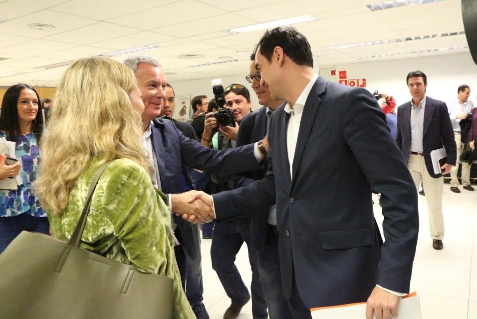 Sebastián Franquis saluda a Saúl Ramírez.