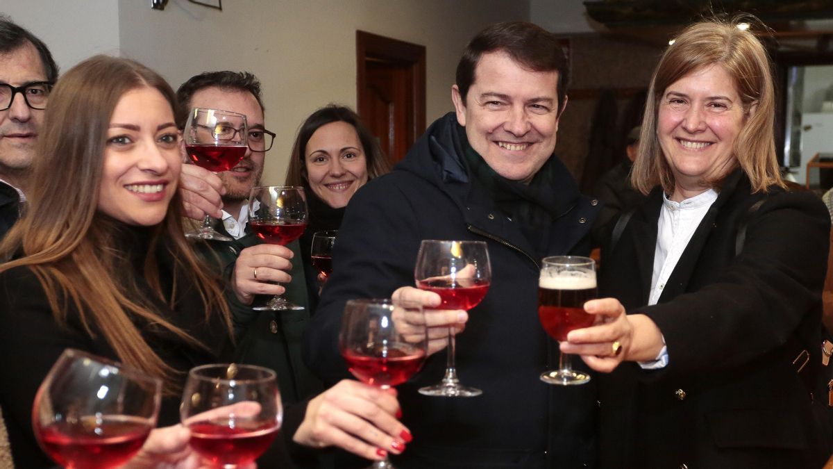 Torres, derecha, junto a Alfonso Fernández Mañueco y Ester Muñoz, entre otros, en su presentación como candidata del PP al Ayuntamiento de León.