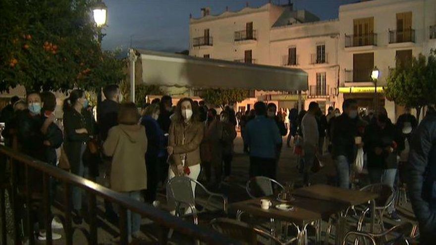 Concentración de vecinos de Alburquerque (Badajoz) durante el pleno municipal de este jueves