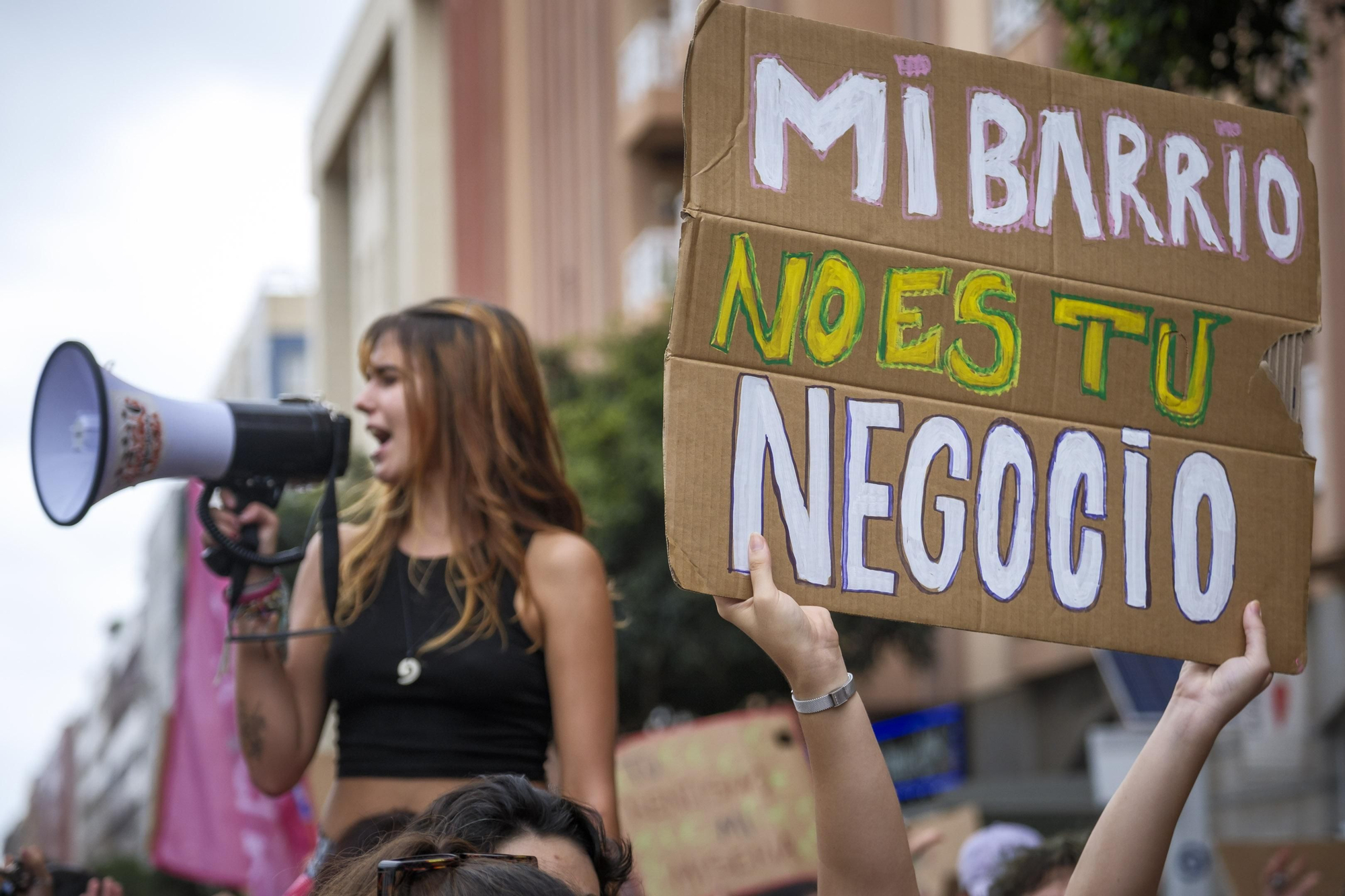 Miles de canarios han salido a la calle este sábado en Santa Cruz de Tenerife, para alzar la voz contra la especulación