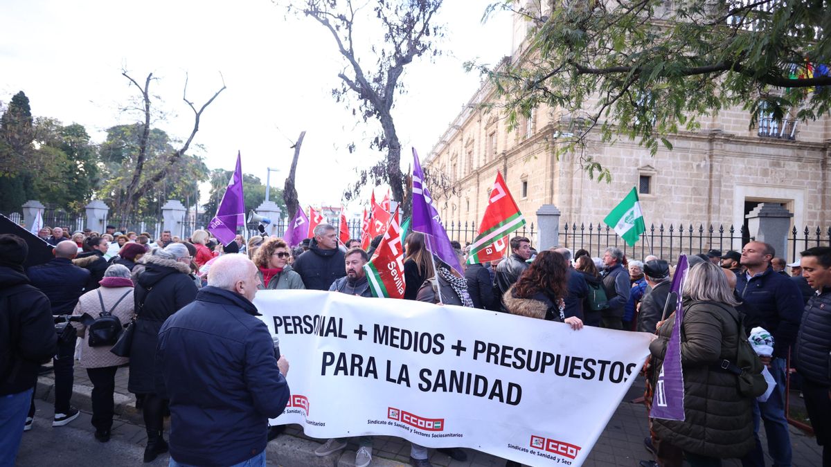Miembros de las mareas andaluzas de sanidad y educación protestan a las puertas del Parlamento el primer día del debate presupuestario.