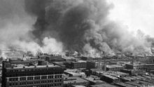 La ciudad de Tulsa, Oklahoma, en llamas durante la masacre racial en la noche del 31 de mayo al 1 de junio de 1921.