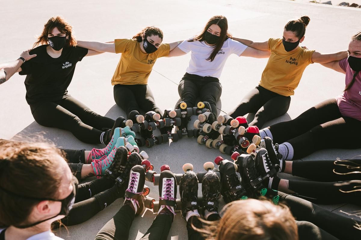 Imagen del corto documental Emburriando (empujando, embistiendo), sobre el equipo de roller derby femenino La Güestia