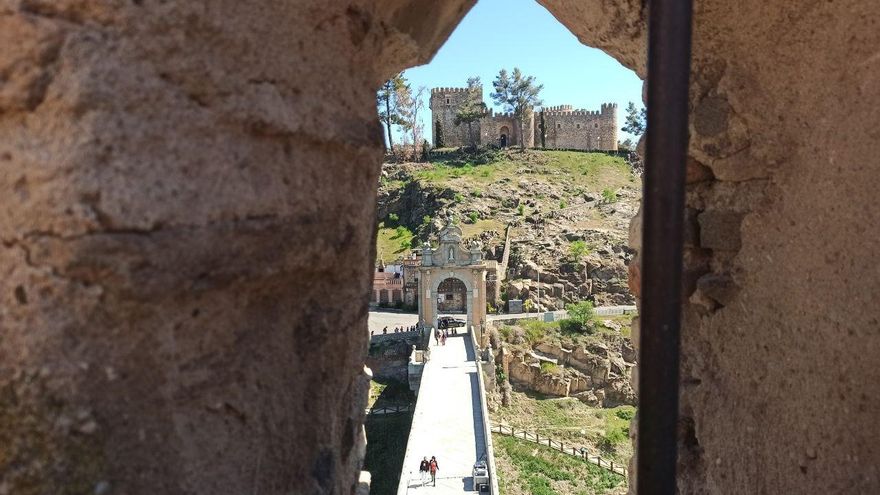Vista del Castillo de San Servando desde el Torreón del puente de Alcántara