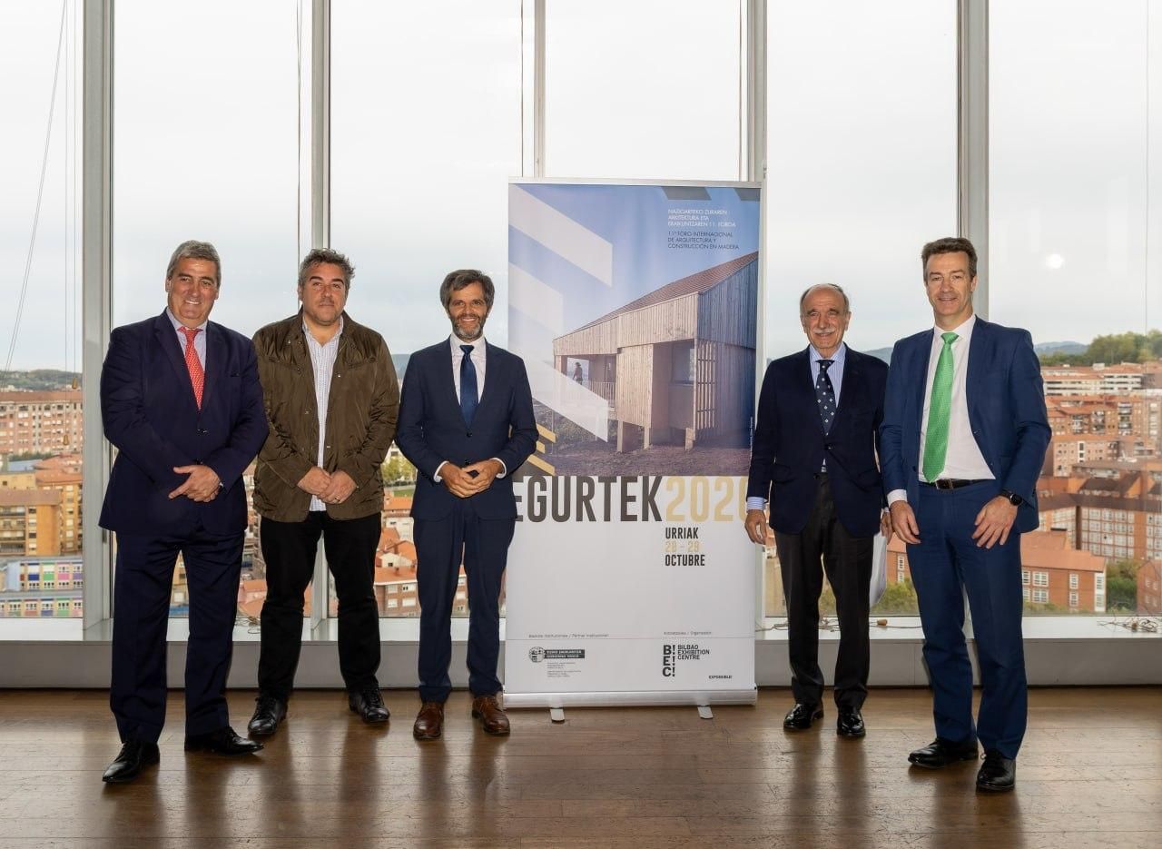 De izquierda a derecha, Xabier Basañez (BEC), Oskar Azkarate (Baskegur),  Raul Perez Iratxeta (GV), José María González Pinto (COAVN) y Mario Goffard (BEC)