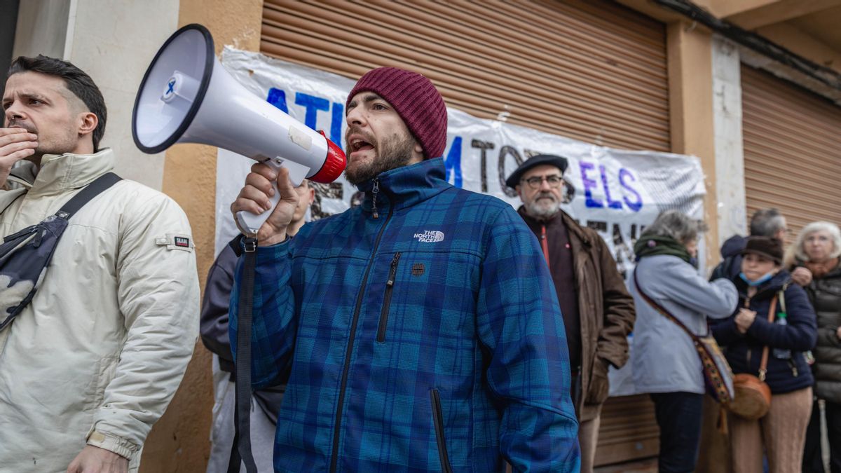La presión ciudadana paraliza el desahucio de Sole en València.