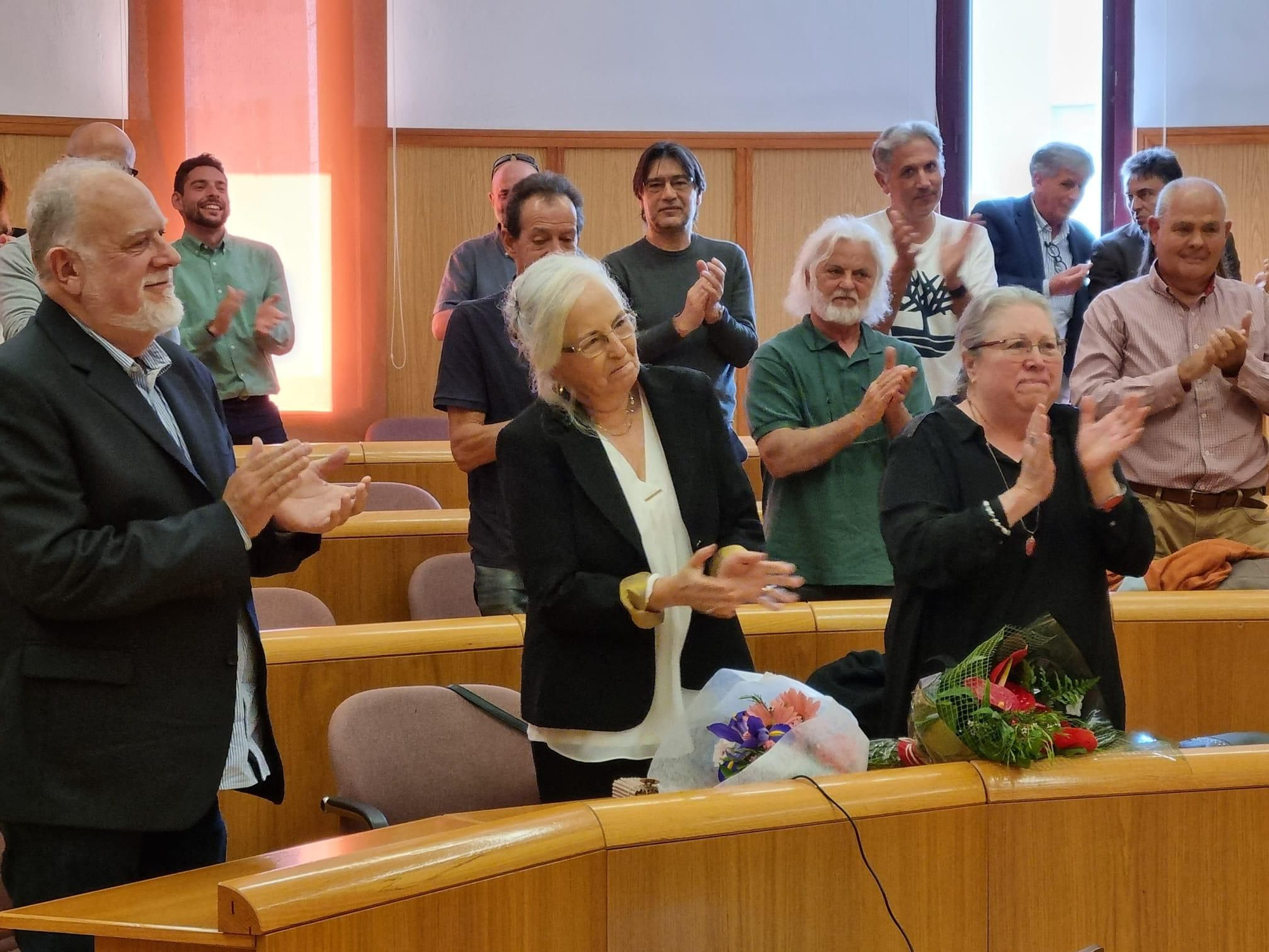 La catedrática Carmen del Arco, entre Bertila Galván y Juan Francisco Navarro, durante el homenaje tributado a los tres docentes de la ULL en 2023. 