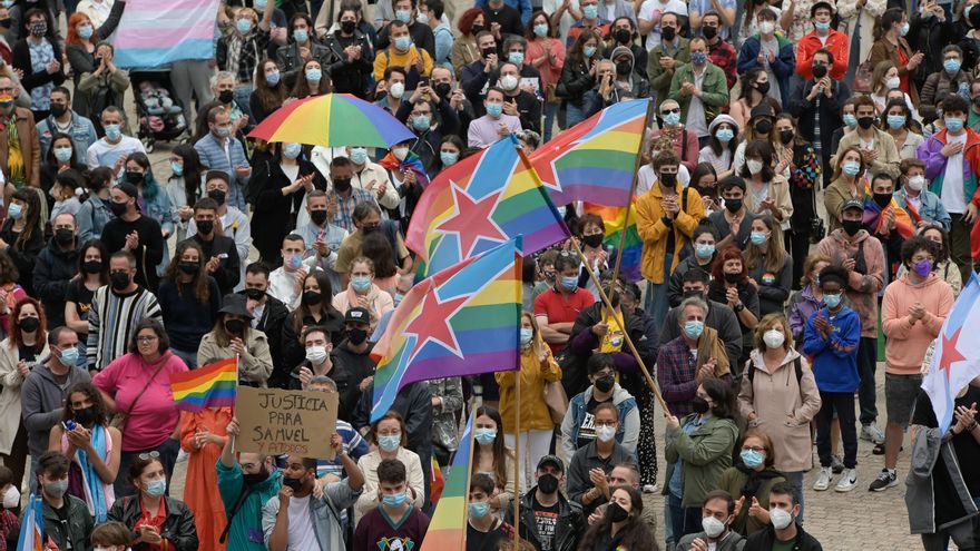Concentración contra agresiones LGTBfóbicas, a 9 de julio de 2021, en A Coruña, Galicia (España). Asociaciones LGTBIAQ+ convocan esta manifestación contra la violencia LGTBIfóbica y que también pide justicia para Samuel Luiz, el joven que sufrió una paliz