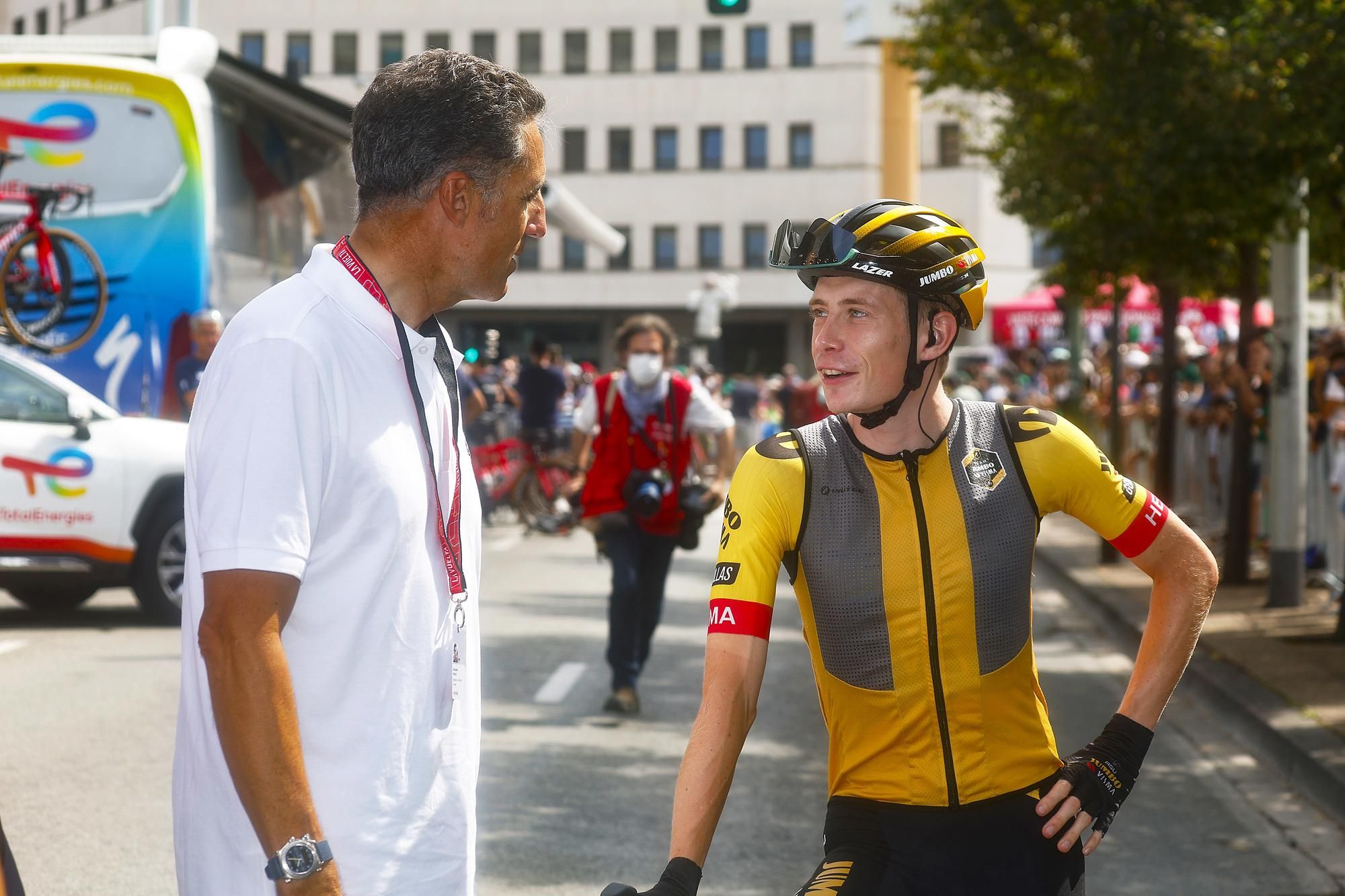 El navarro Miguel Indurain conversa con el ciclista del Jumbo Visma y doble campeón del Tour de Francia, Jonas Vingegaard.