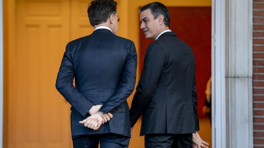 Archivo - El presidente del Gobierno, Pedro Sánchez (d), recibe al secretario general de la OTAN, Mark Rutte (i), en el Complejo de la Moncloa, a 27 de enero de 2025, en Madrid (España).