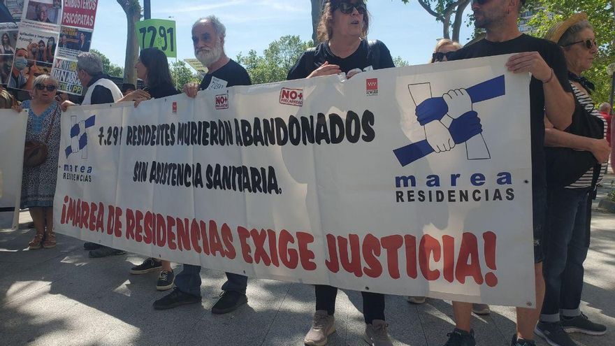 Protesta de la Marea de Residencias frente a los juzgados de la Plaza de Castilla de Madrid.