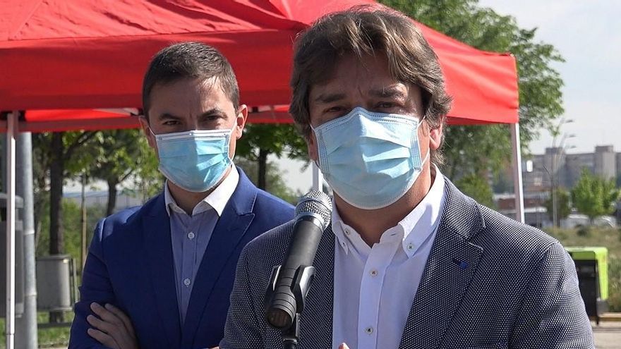 El alcalde de Fuenlabrada, Javier Ayala (PSOE), y el número ‘7’ en la candidatura del PSOE a la presidencia de la Comunidad de Madrid, Juan Lobato,