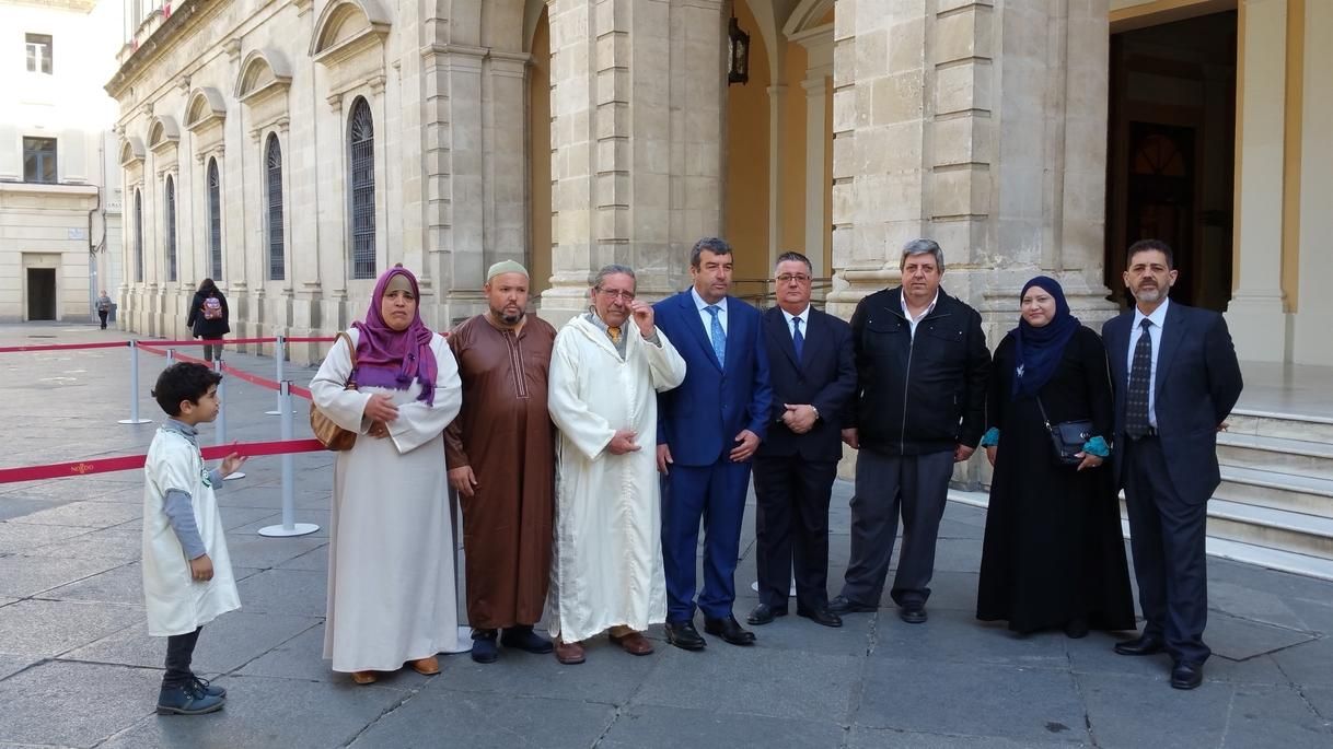 La Comunidad Islámica Mezquita Ishbilia asiste al minuto de silencio y condena los atentados