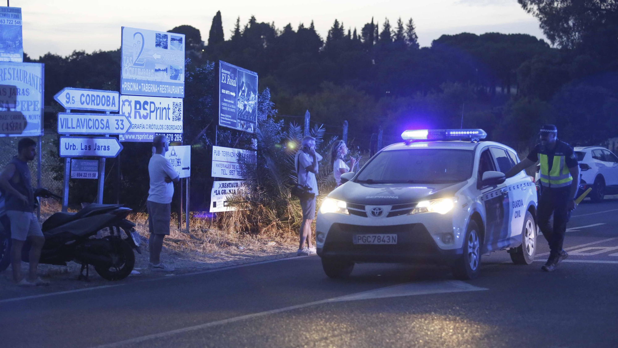 La carretera CO 3405 cortada tras el incendio forestal en Las Jaras