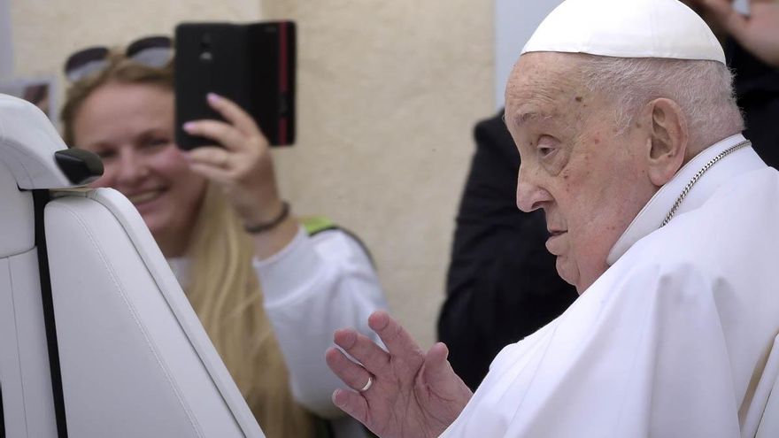 El Papa Francisco durante la impartición de la bendición 'Urbi et Orbi' y desea "buena Pascua" desde el balcón de la basílica de San Pedro, a 20 de abril de 2024, en Roma (Italia).