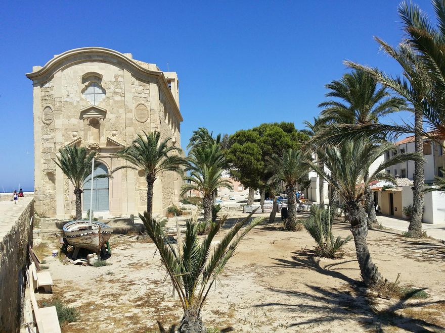 La Iglesia de San Pedro y San Pablo destaca entre los edificios chatos de Tabarca. Este templo también servía de fortaleza en caso de problemas.