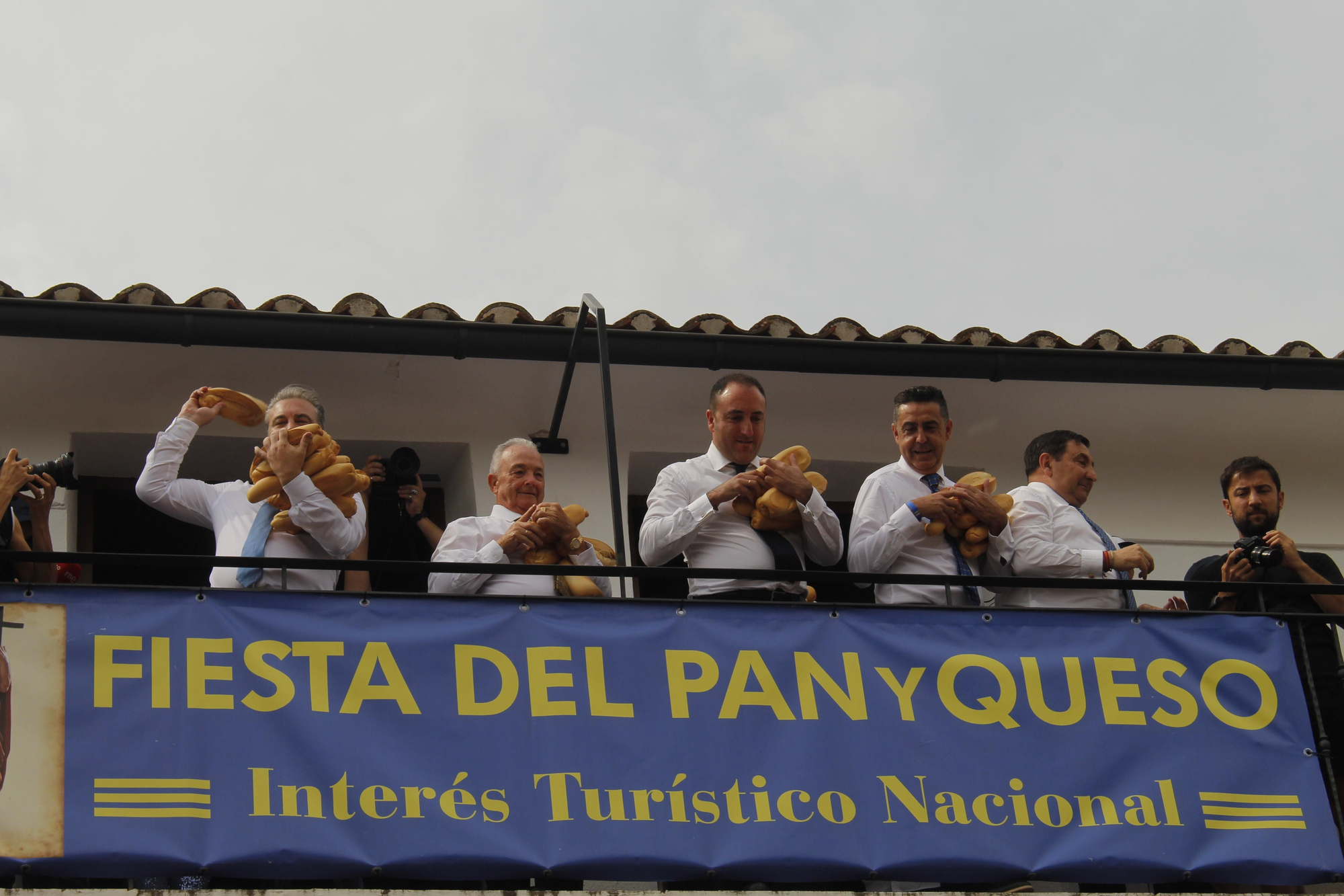 Los panes y los quesos vuelan desde la ermita de Quel para cumplir con una tradición de más de 500 años
