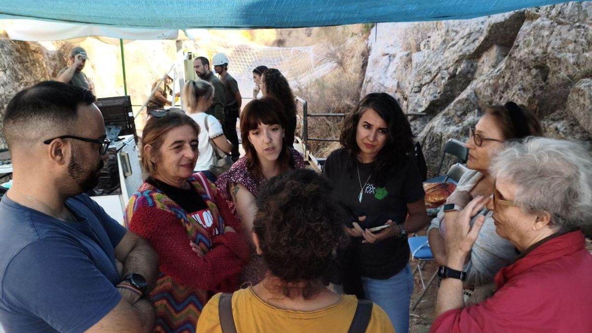 La portavoz de Unidas por Extremadura, Irene de Miguel, en la visita a la fosa franquista de la mina La Paloma de Zarza la Mayor (Cáceres)