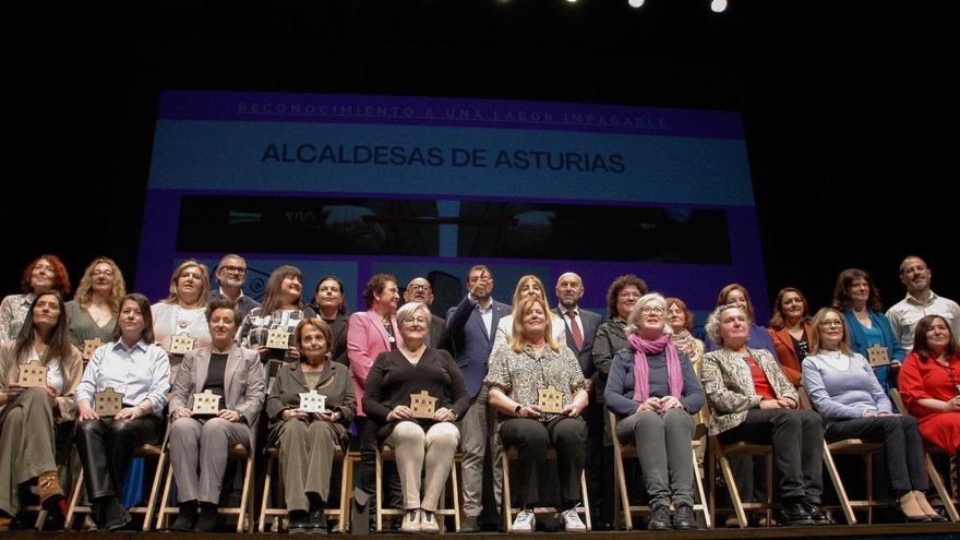 Homenaje a las alcaldesas de la democracia en Asturias, con bastón de mando para romper techos de cristal en política