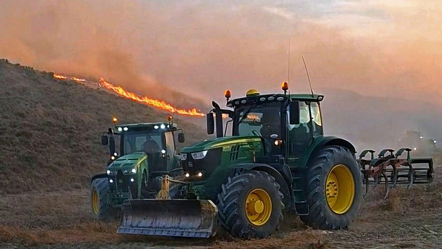 Agricultores con sus tractores en el incendio de Leciñena