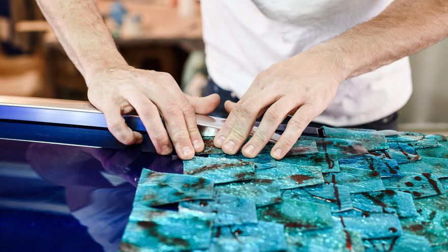 Labor de pegado de las piezas para el proyecto de Las Ánimas.