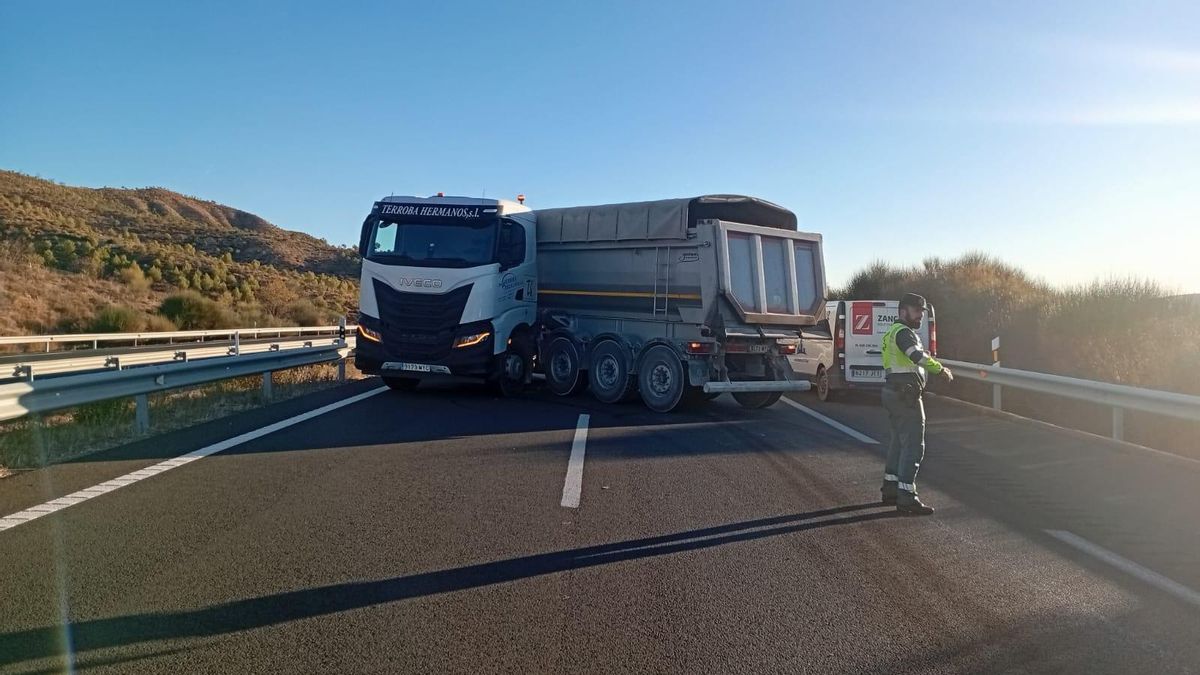 Accidente de un camión articulado en la AP-68, en La Rioja
