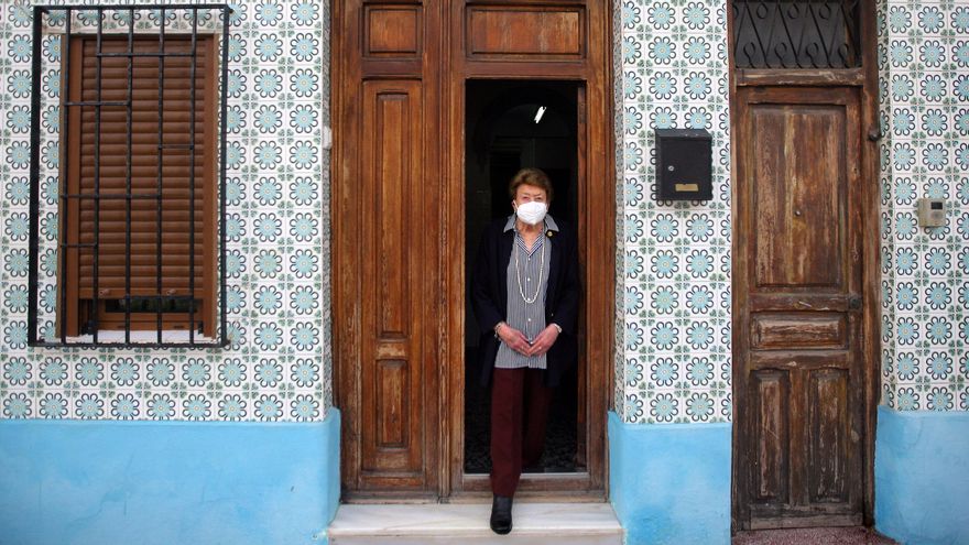 Josefa en la entrada de su vivienda.