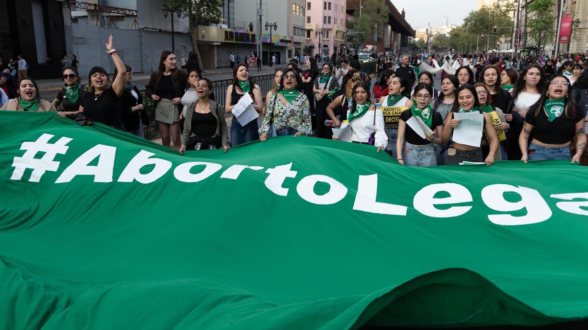 Mujeres se manifiestan a favor del aborto este viernes, previo al Día de Acción Global por el Aborto Legal, Seguro y Gratuito, en Santiago.