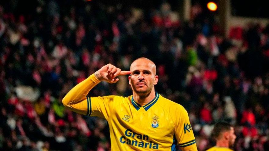 Las Palmas ahuyenta a los fantasmas y vuelve a ganar