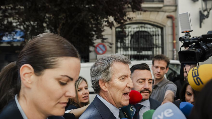 El presidente del PP, Alberto Núñez Feijóo, llega al Foro Grupo Libertad y Democracia, en el Ateneo de Madrid, a 21 de mayo de 2025, en Madrid (España).