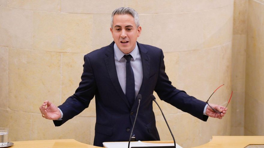 El dirigente socialista Pablo Zuloaga en la tribuna (PSOE).